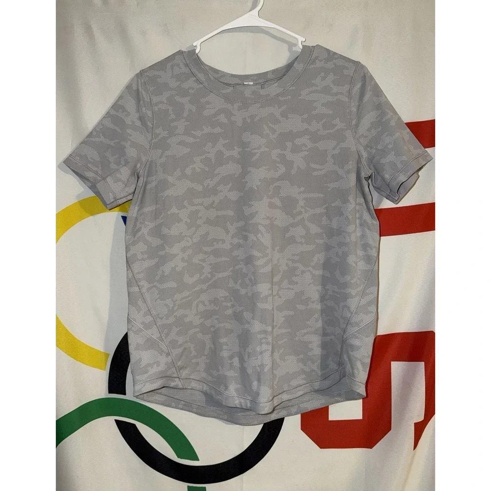 Lululemon T Shirt Womens 8 Gray Camo Activewear Casual